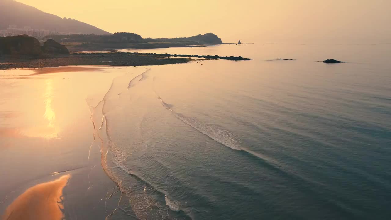 航拍青岛市石老人海水浴场日出视频素材