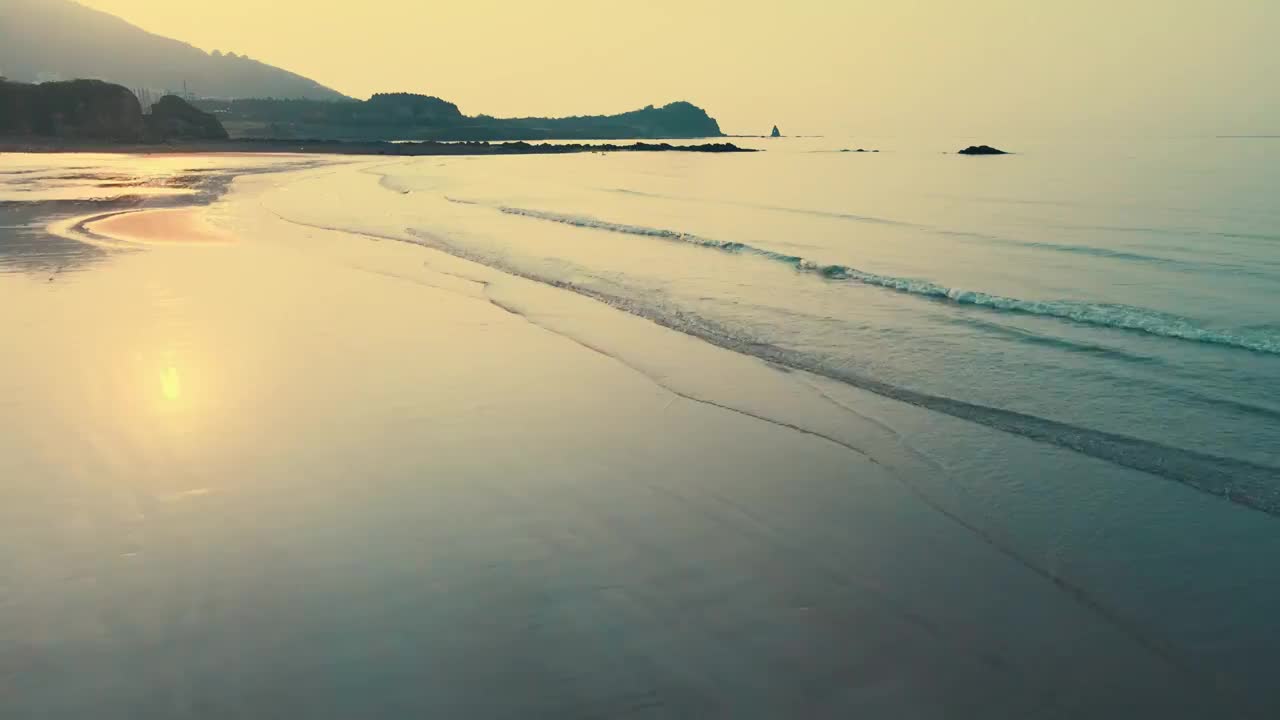 航拍青岛市石老人海水浴场日出视频素材