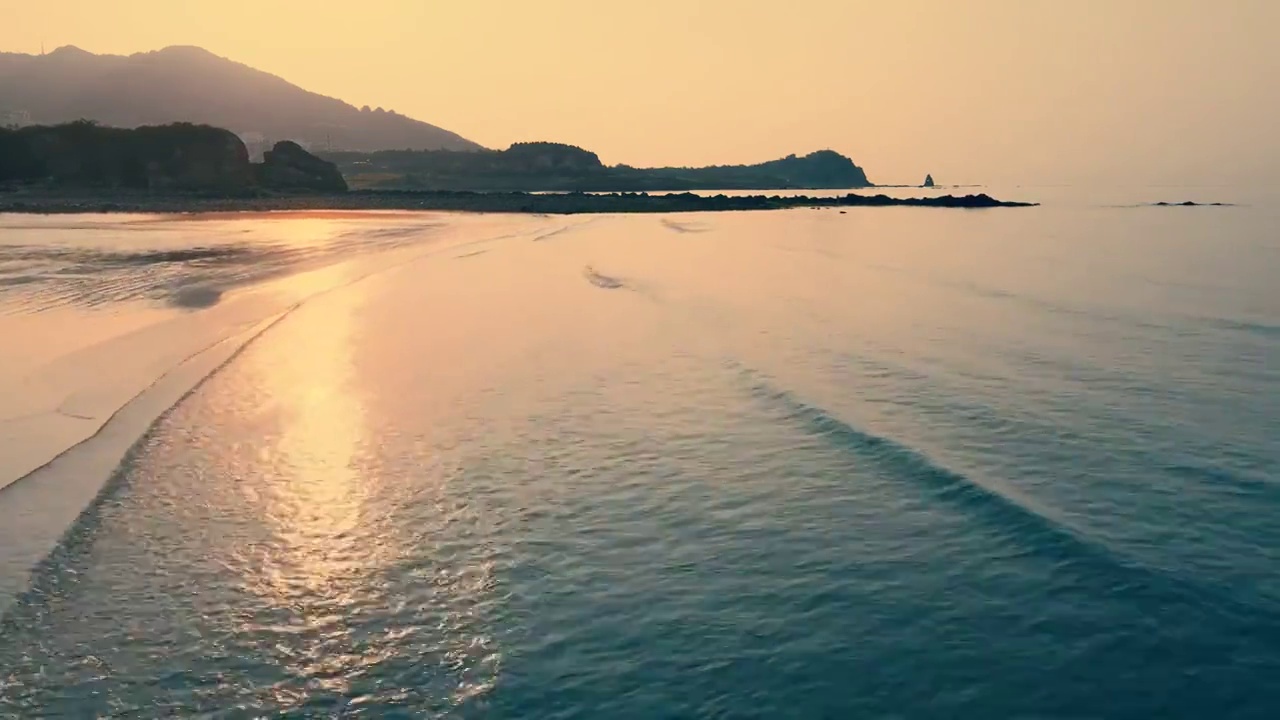 航拍青岛市石老人海水浴场日出视频素材