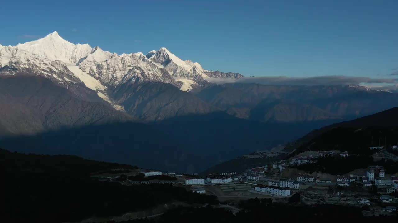 云南省香格里拉飞来寺梅里雪山航拍风光视频素材