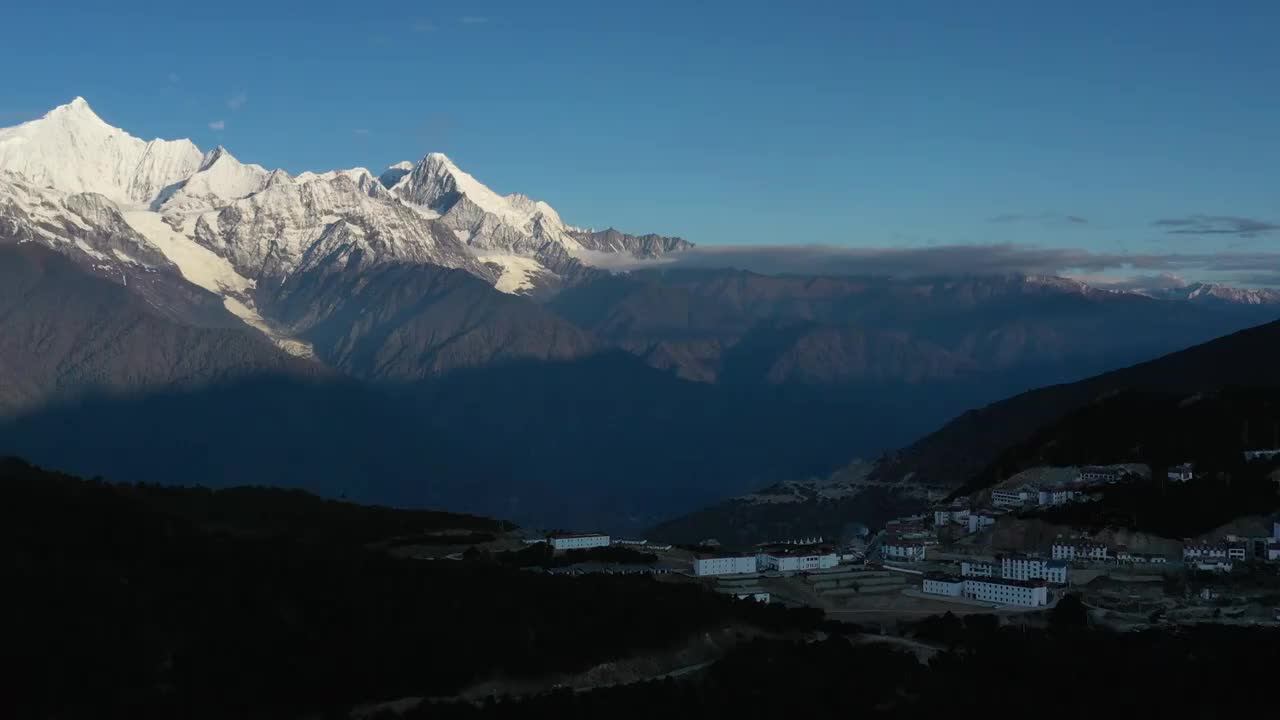 云南省香格里拉飞来寺梅里雪山航拍风光视频素材