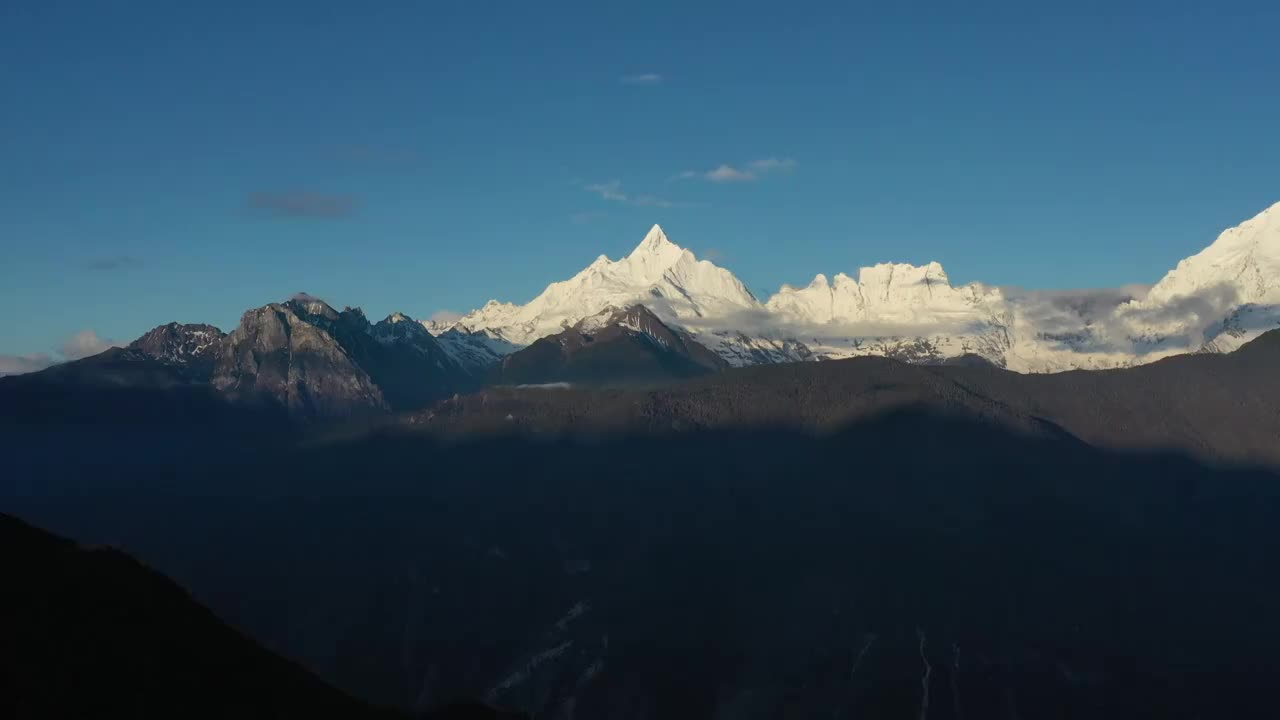 云南省香格里拉飞来寺梅里雪山航拍风光视频素材