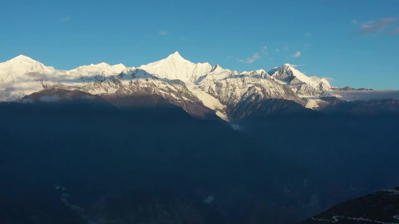 云南省香格里拉飞来寺梅里雪山航拍风光视频素材