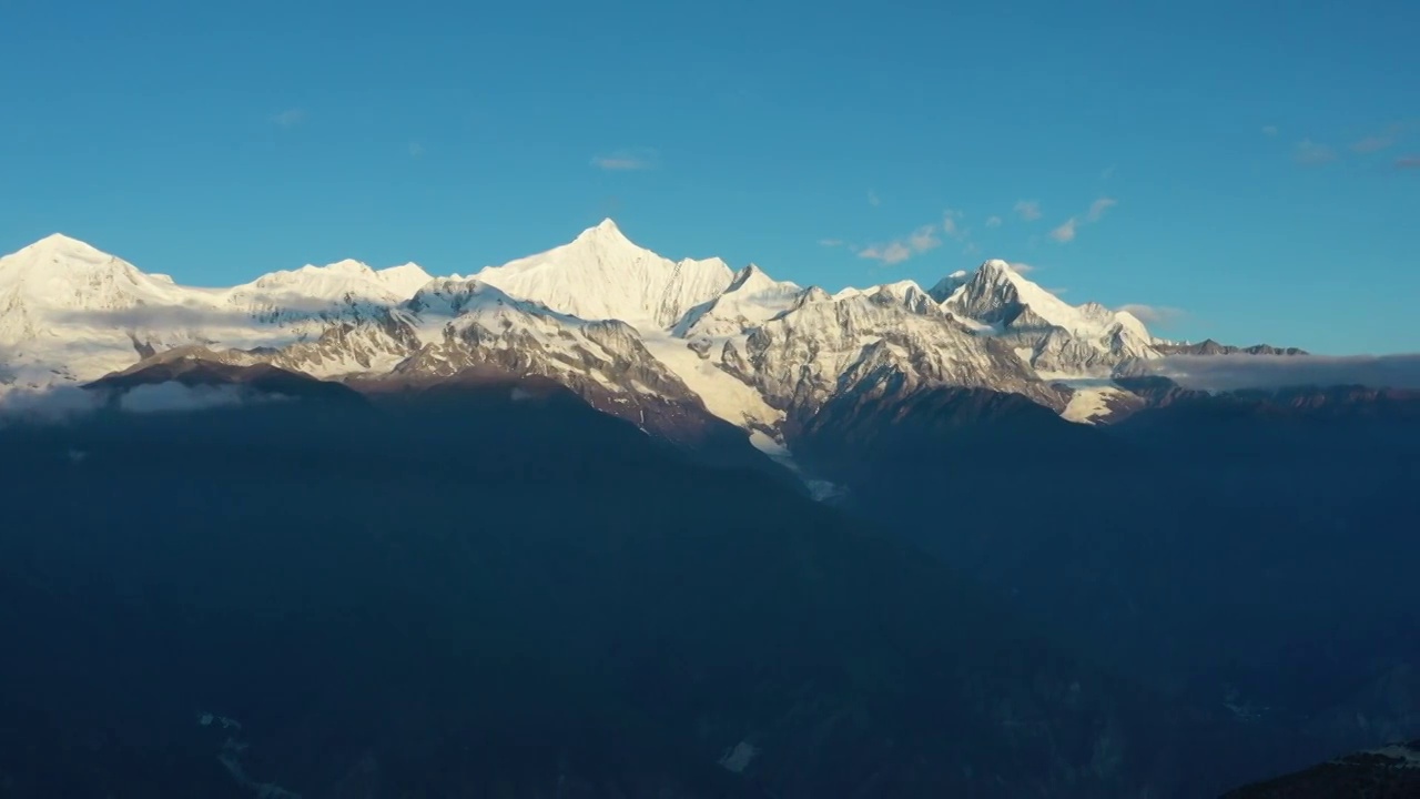 云南省香格里拉飞来寺梅里雪山航拍风光视频素材