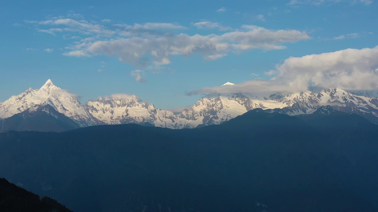 云南省香格里拉飞来寺梅里雪山航拍风光视频素材