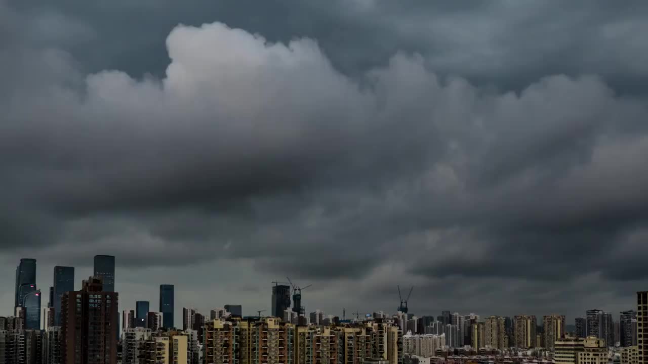 暴雨来临前的城市上空乌云翻滚视频素材