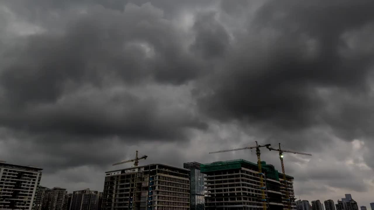 暴雨来临前的城市上空乌云翻滚视频素材