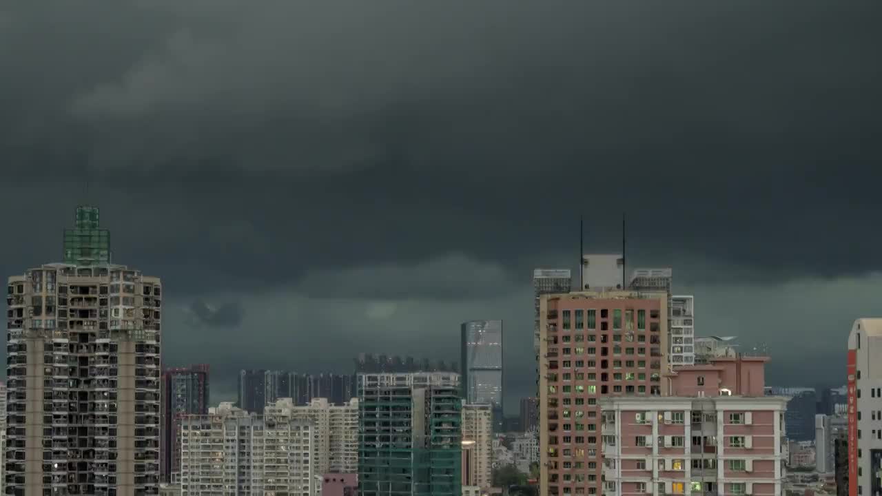 暴雨来临前的城市上空乌云翻滚视频素材