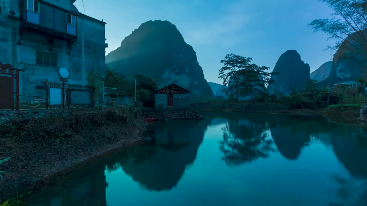 延时拍摄广西河池都安吞榜天窗的清晨视频素材