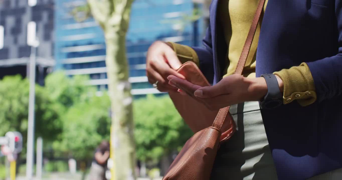 非洲裔美国妇女在街上给手消毒的腹部视频素材