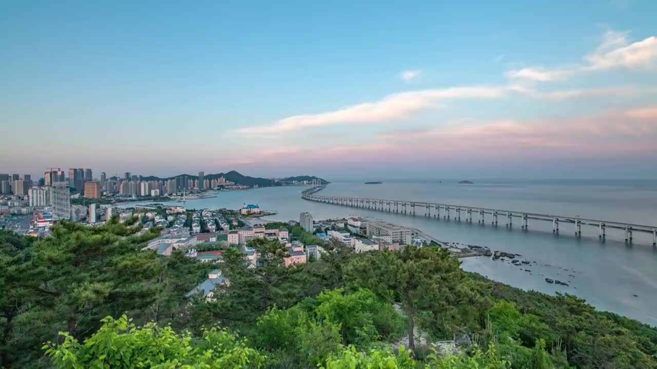 中国辽宁大连西尖山看星海湾日落转夜晚视频素材