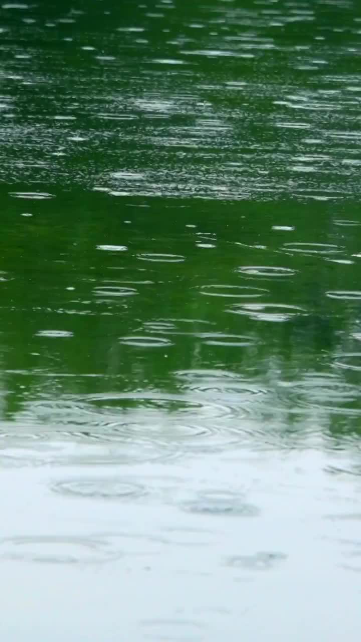 湖面下小雨镜头视频素材