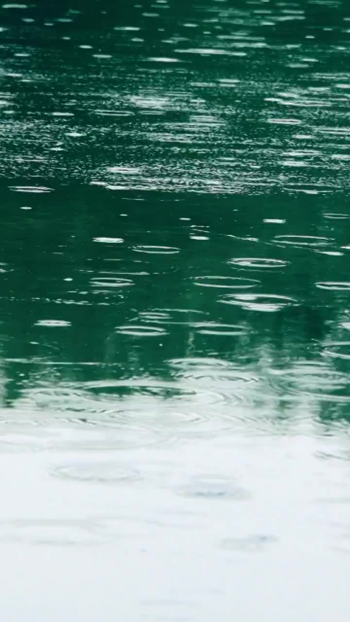 湖面下小雨镜头视频素材