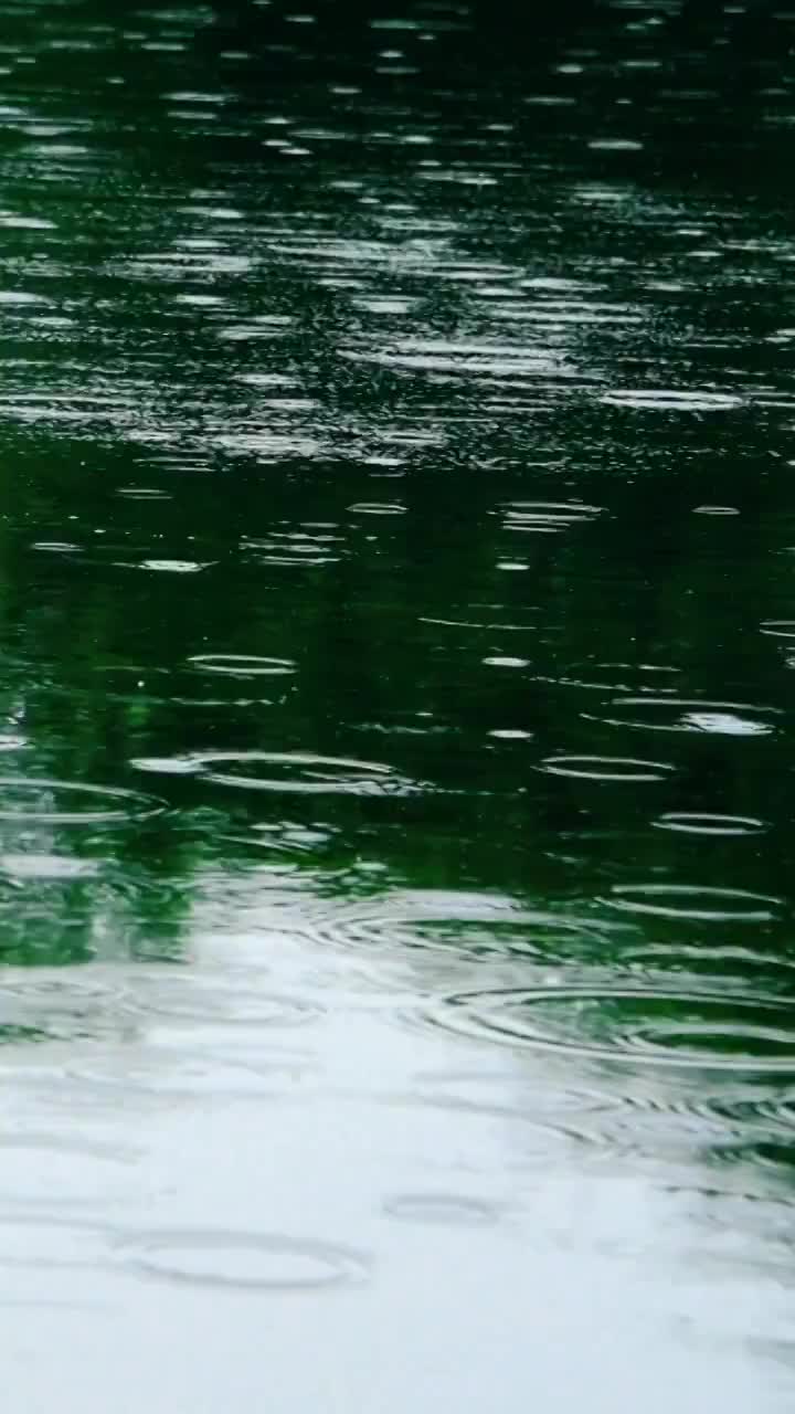 湖面下小雨镜头视频素材