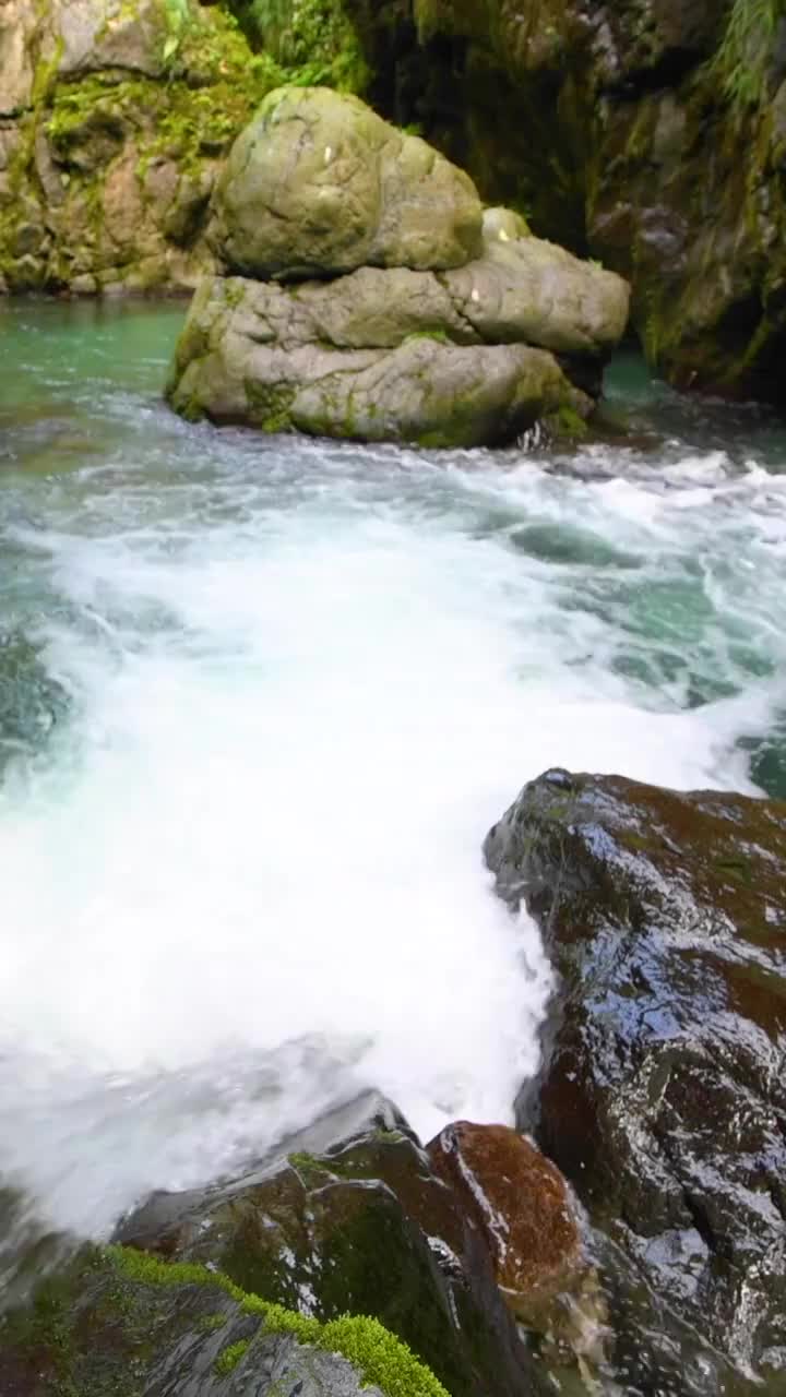 峨眉山的山泉与流瀑视频素材