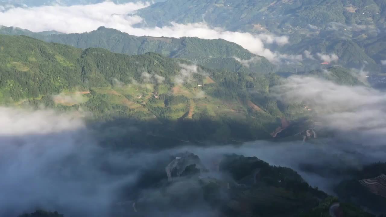 夏天清晨阳光下桂林龙胜潘内梯田云雾缭绕视频素材