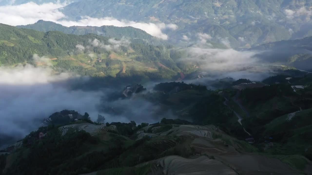 夏天清晨阳光下桂林龙胜潘内梯田云雾缭绕视频素材