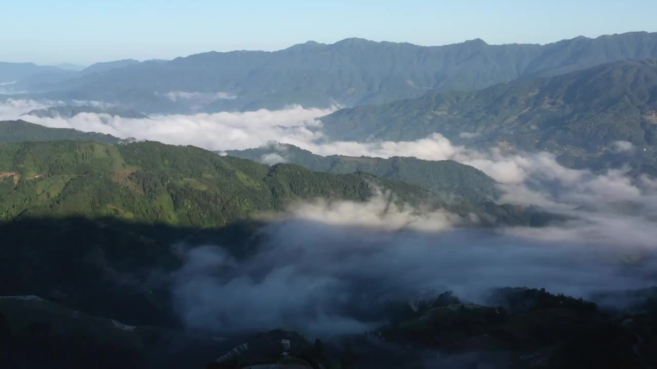 夏天清晨阳光下桂林龙胜潘内梯田云雾缭绕视频素材