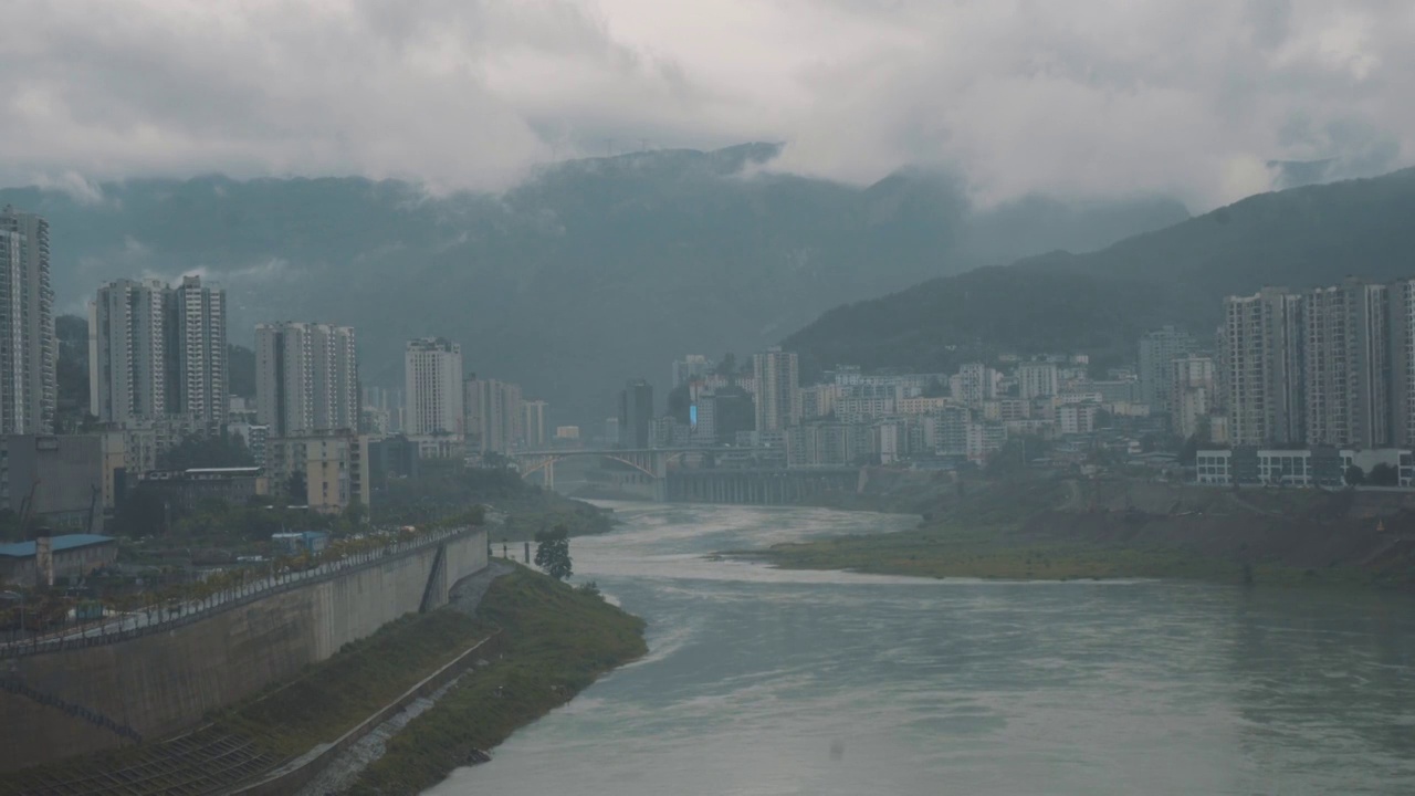 阴雨天中的小城视频素材