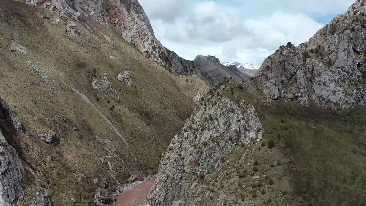 航拍昂塞大峡谷，通天河穿峡而过视频素材