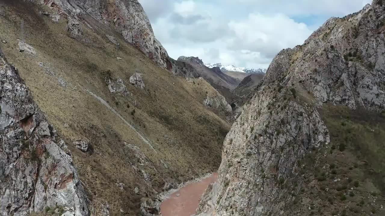 航拍昂塞大峡谷，通天河穿峡而过视频素材