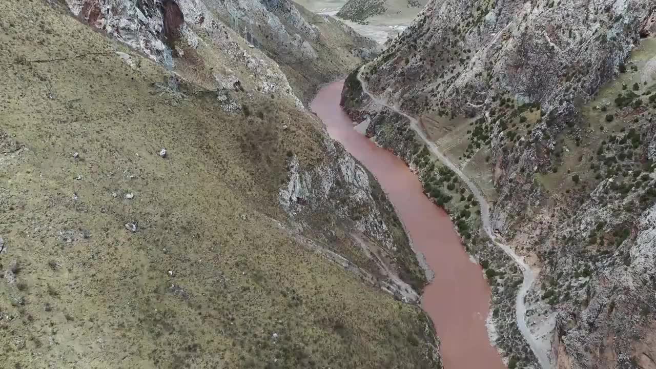 航拍昂塞大峡谷，通天河穿峡而过视频素材