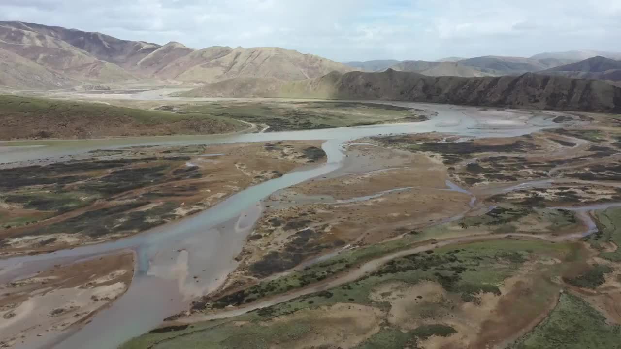 青海果洛境内的黄河上游宏伟壮丽，如大地动脉般视频素材