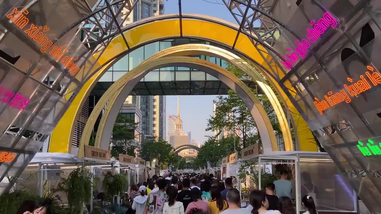 上海安义夜巷集市人流视频素材