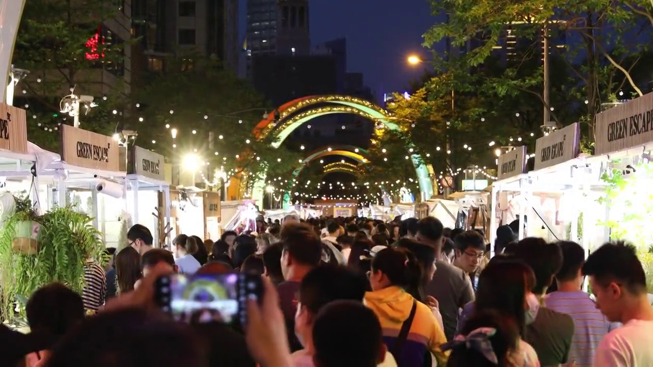 上海安义夜巷集市人流视频素材