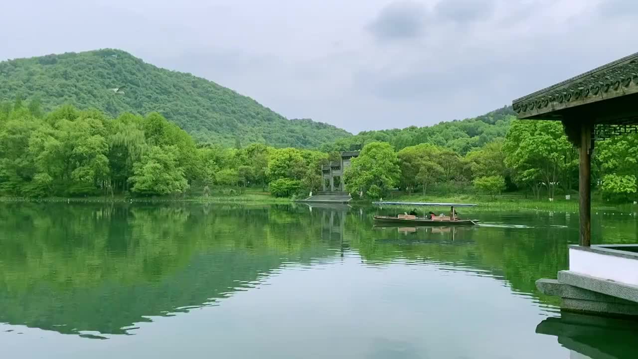 小船荡漾，青山绿水视频素材