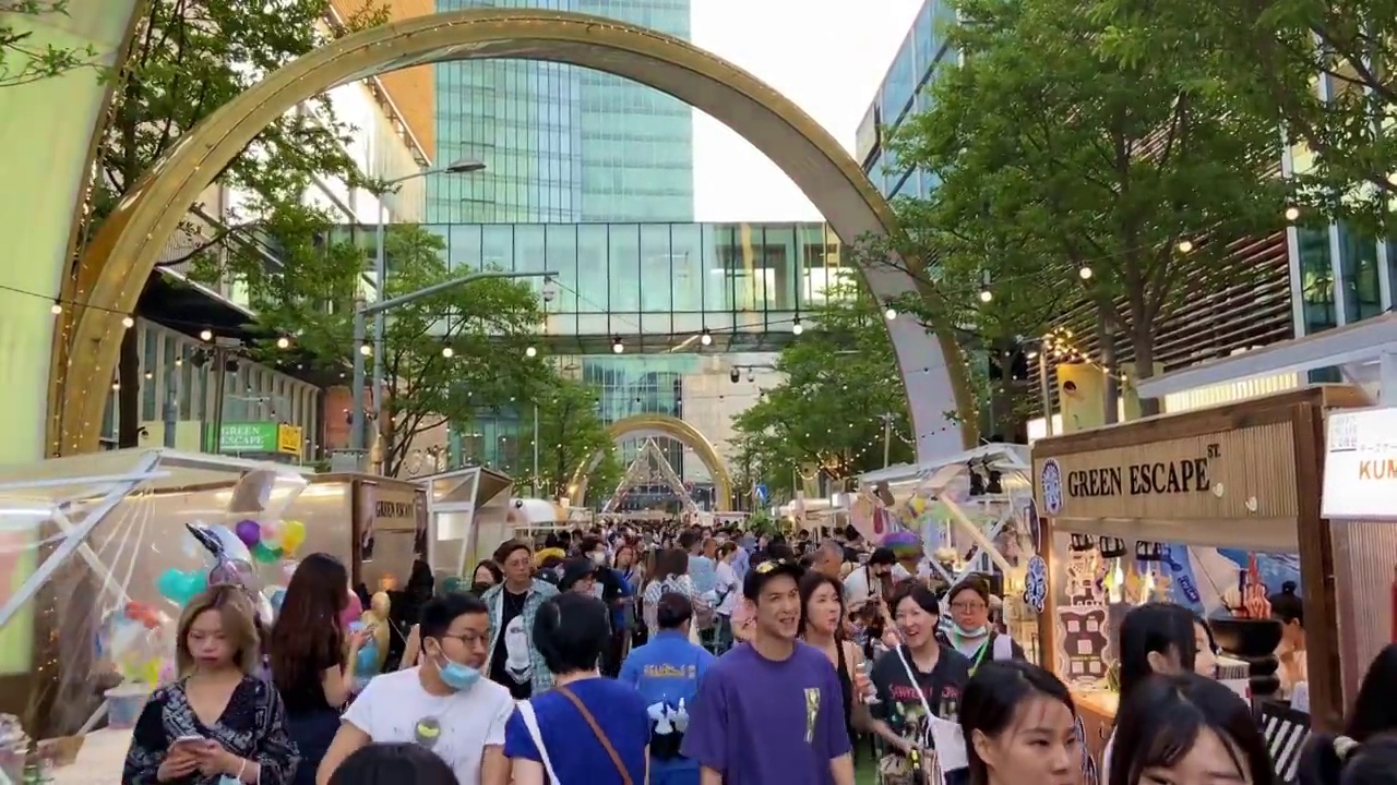 上海安义夜巷集市人流人群视频素材