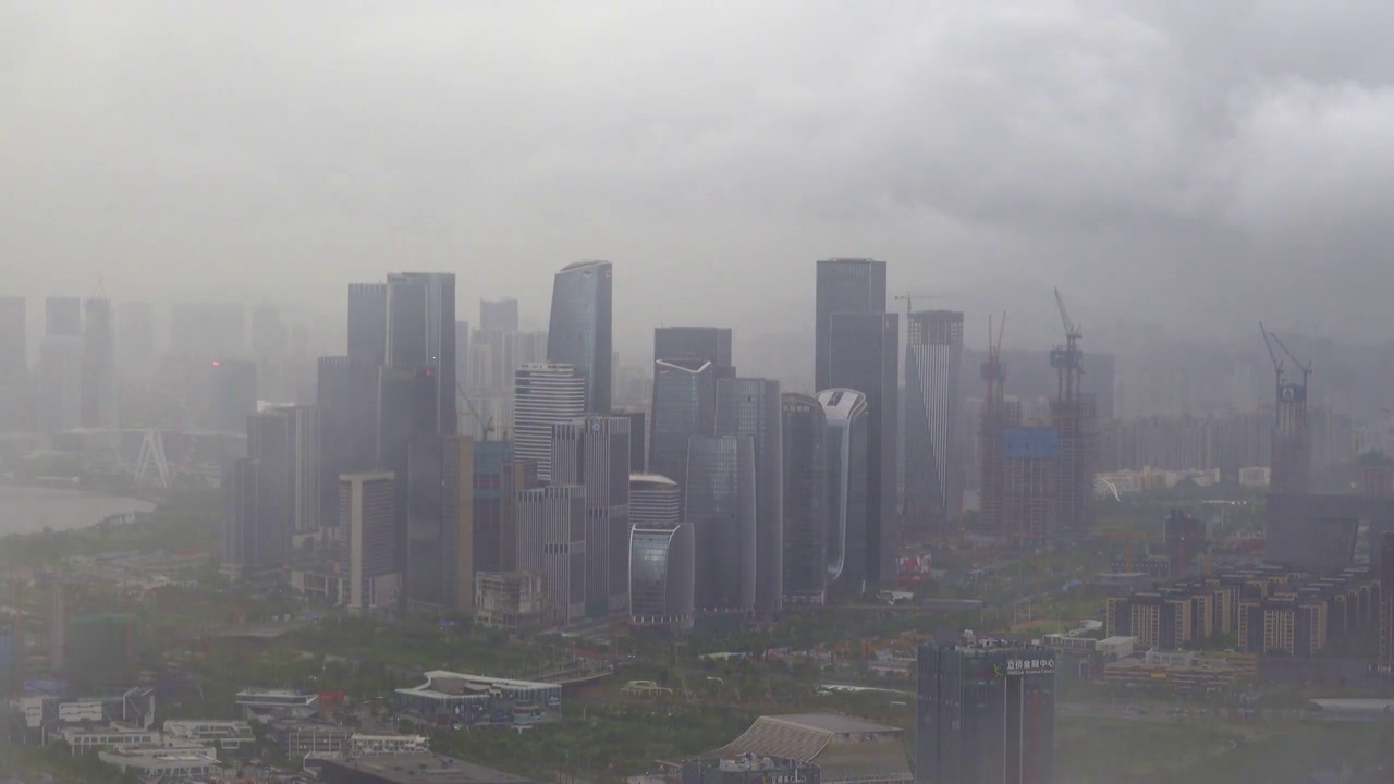 雨雾中的深圳前海自贸区视频素材