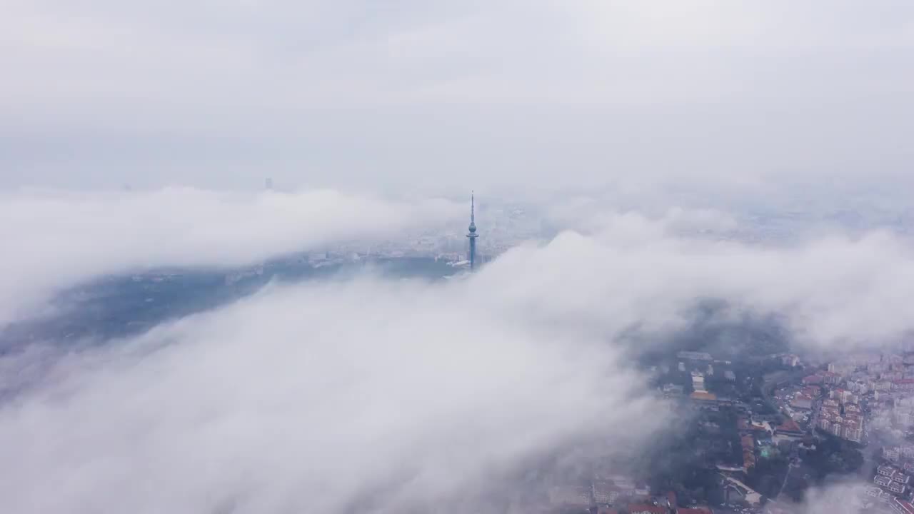 云层上方的电视塔视频素材