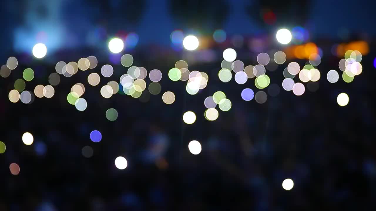 晚会上漂亮的手机电筒光斑视频素材