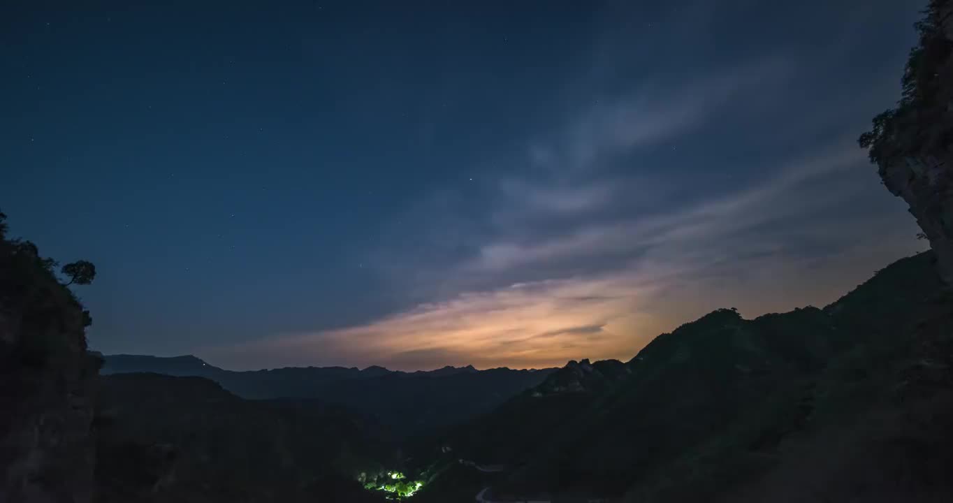 房山蒲洼山村上空的银河拱桥升起视频素材