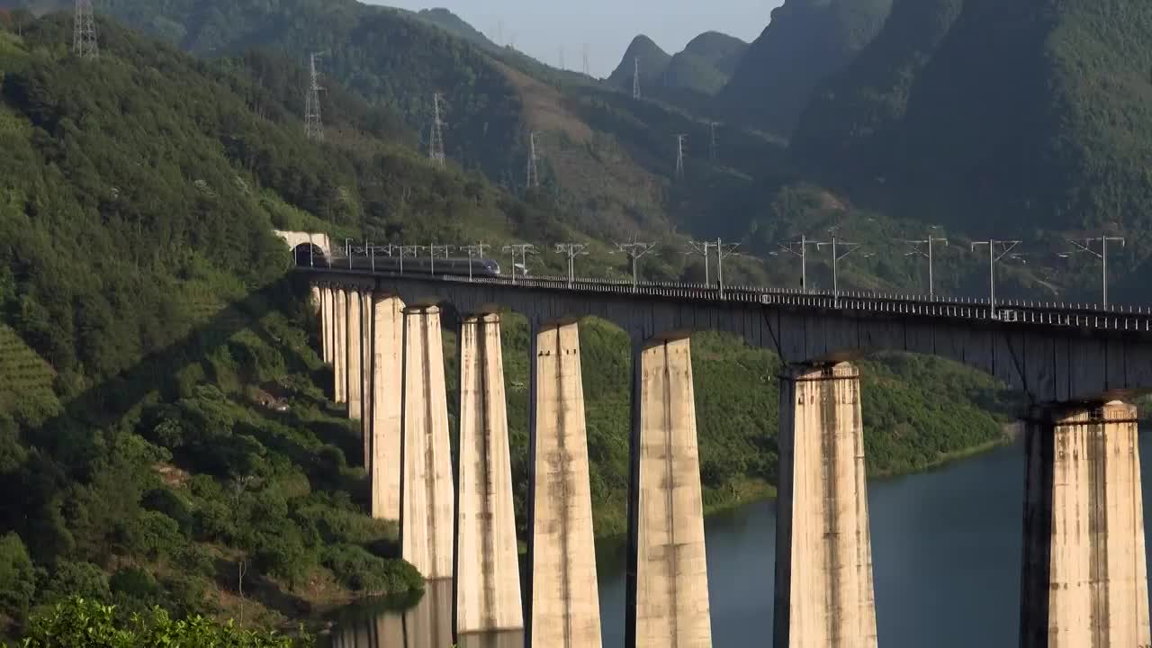 贵广高铁复兴号高速列车驶过广西桂林阳朔幸福源特大桥视频素材