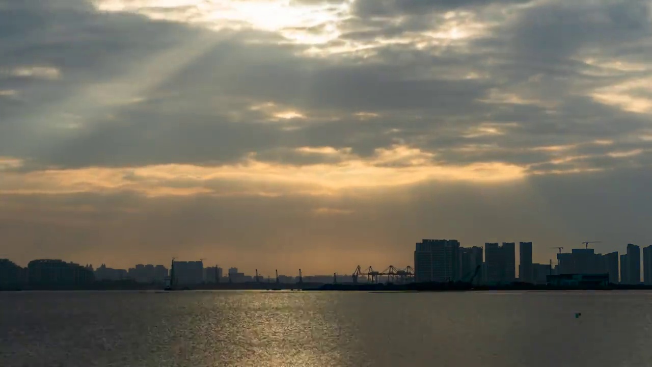 大海港口耶稣光延迟视频素材