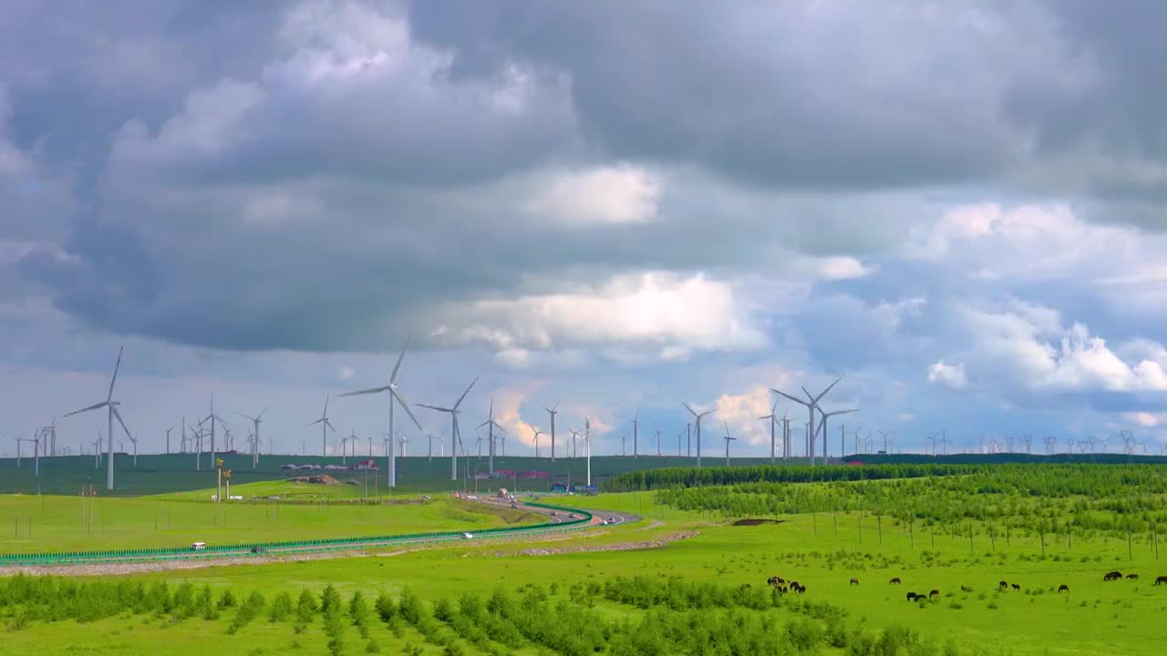 中国内蒙古乌兰察布辉腾锡勒草原上风电场公路视频素材