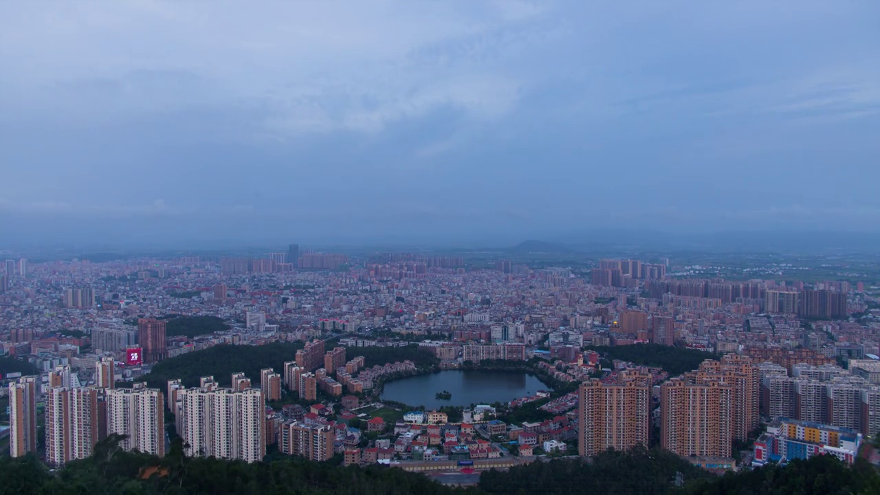 广东省汕尾市海丰县城市日转夜延时视频素材