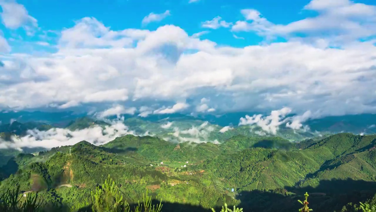 广西河池凤山县早上阳光下的流云视频素材