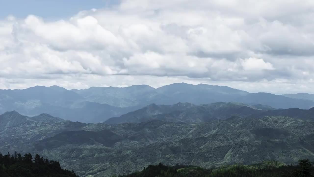 蓝天白云下桂林资源山区的高山风光视频素材