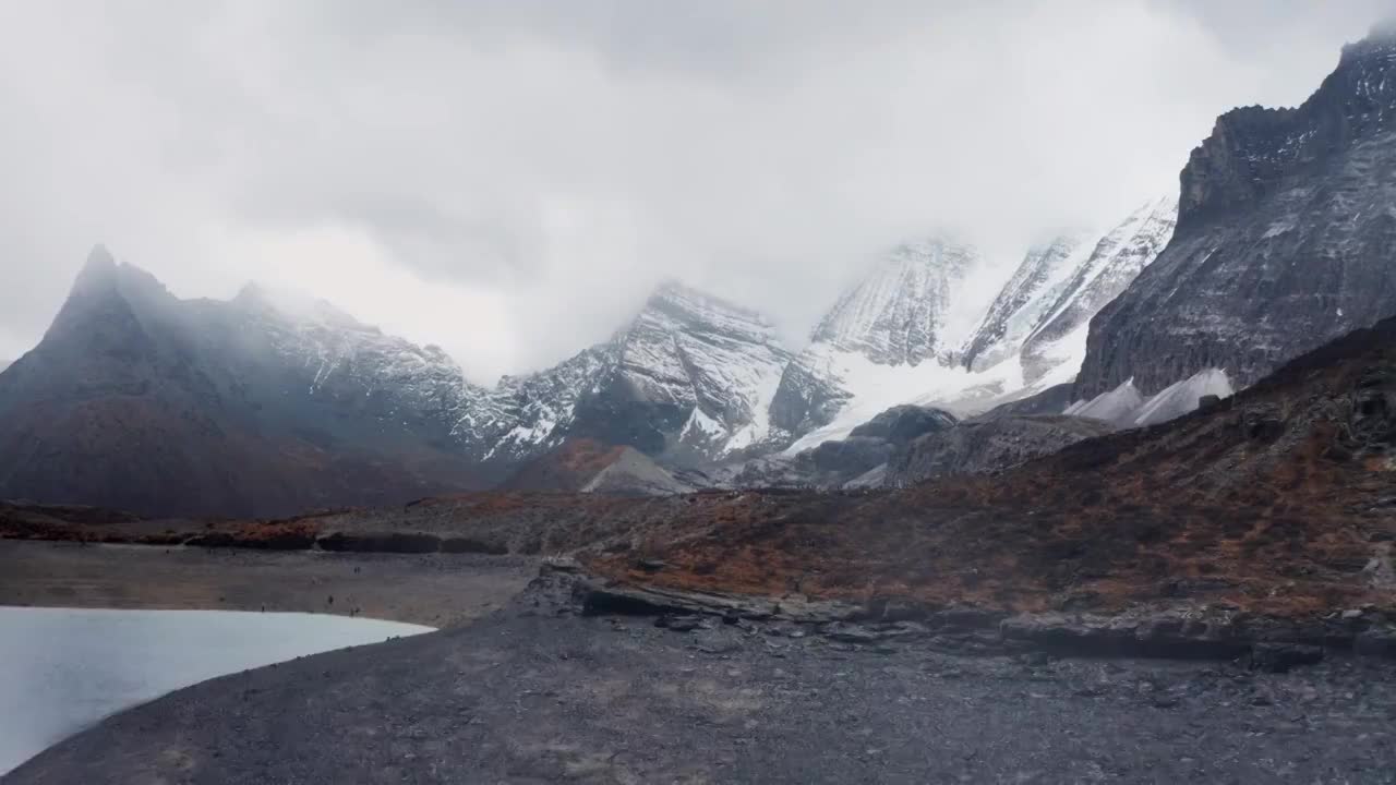 稻城亚丁五色海与雪山视频素材