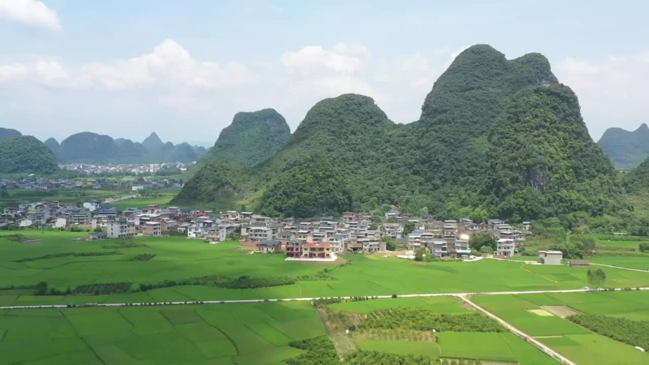 夏天阳光下桂林群山间的田园风光视频素材