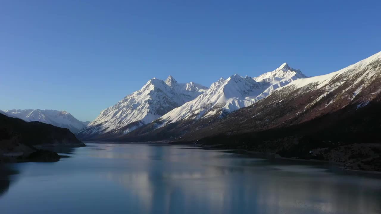 航拍西藏昌都八宿县著名景区然乌湖视频素材