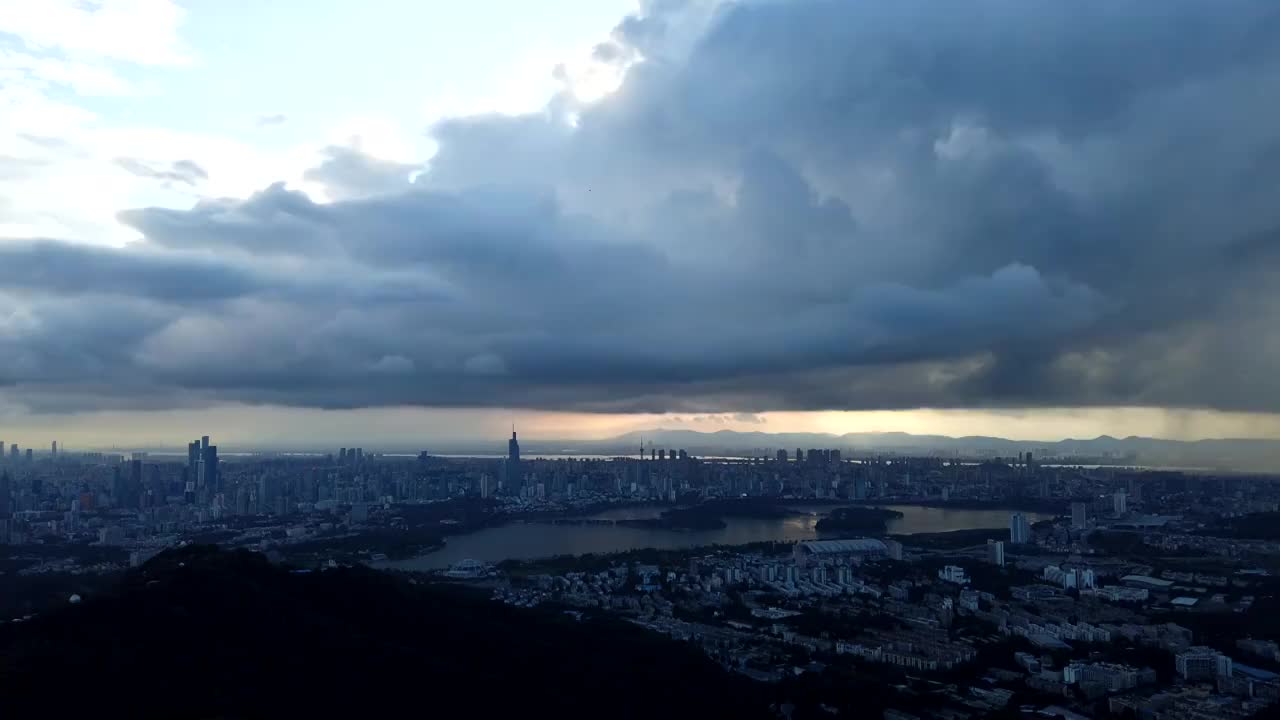 流动的云层下的南京城市风光与城市天际线延时摄影视频素材