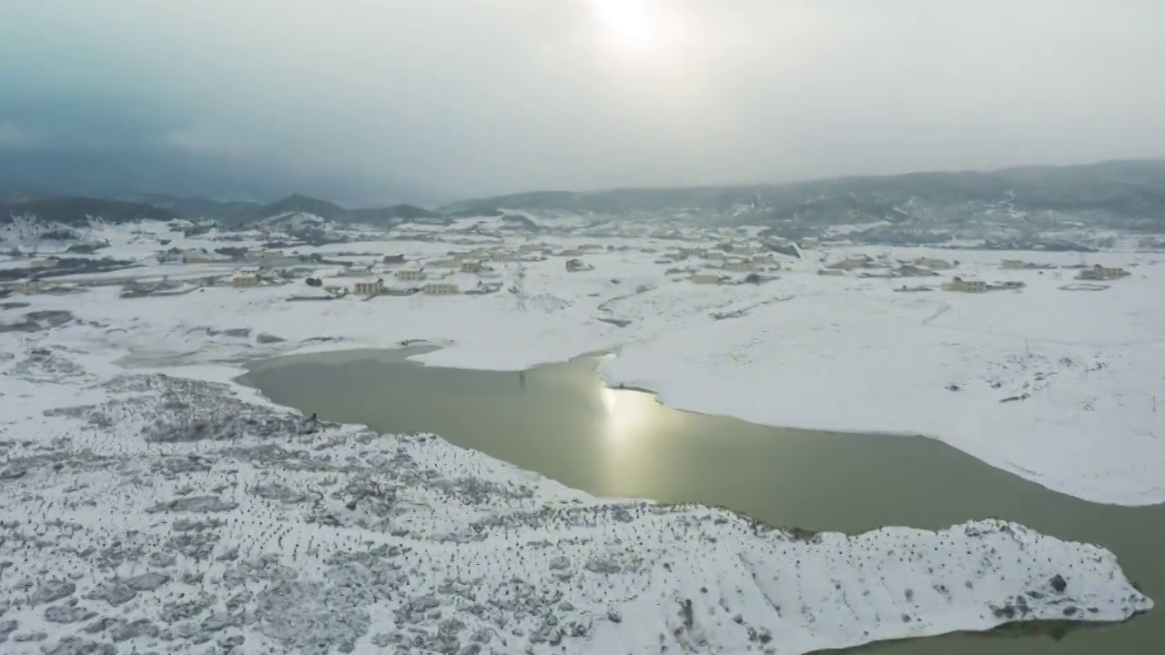 水库雪地延时  香格里拉桑那水库视频素材