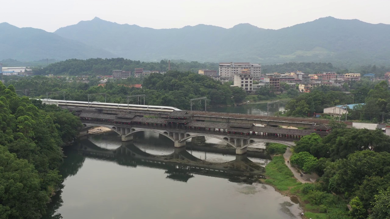 桂林穿过城市行驶在横跨河流铁路大桥上的列车视频素材