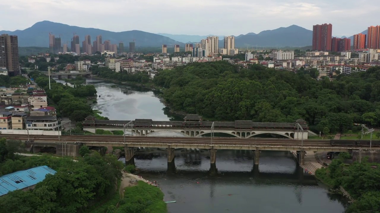 桂林穿过城市行驶在横跨河流铁路大桥上的列车视频素材