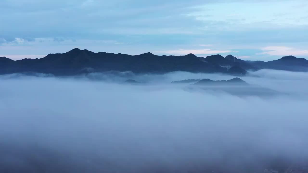 浙江杭州：盛夏梅雨季的杭州硅谷小镇平流雾视频素材