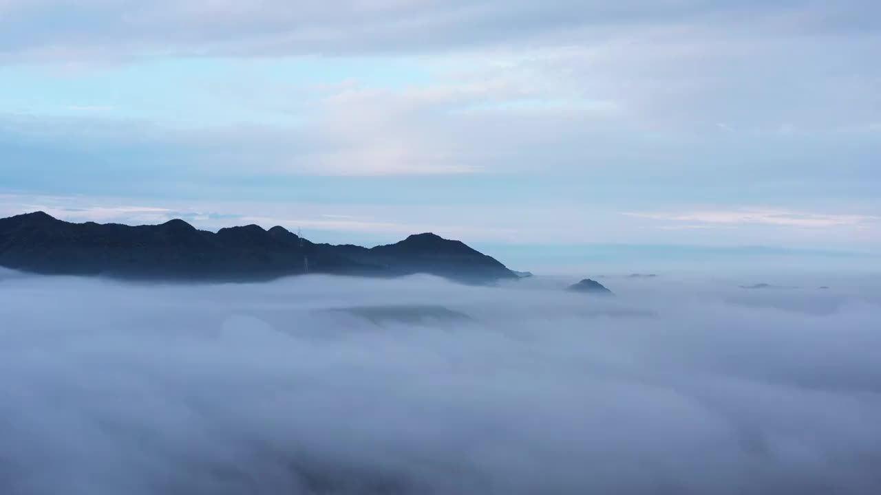 浙江杭州：盛夏梅雨季的杭州硅谷小镇平流雾视频素材